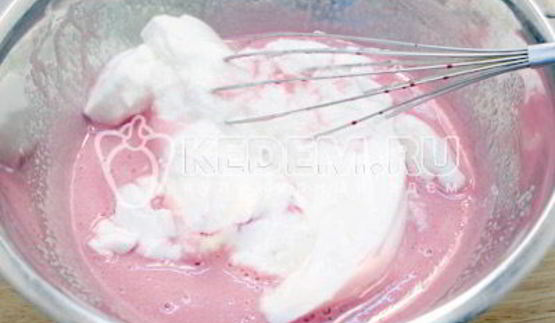 бисквитный рулет с клубничным кремом