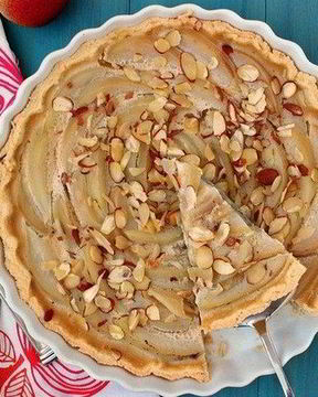 Десерт с грушевой начинкой и заварным кремом