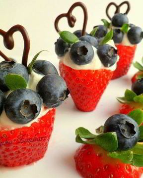 Клубника, черника с крем-фрешем и шoколадом