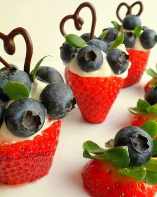 Клубника, черника с крем-фрешем и шoколадом