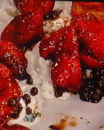 Клубника под бальзамическим соусом с кремом из козьего сыра