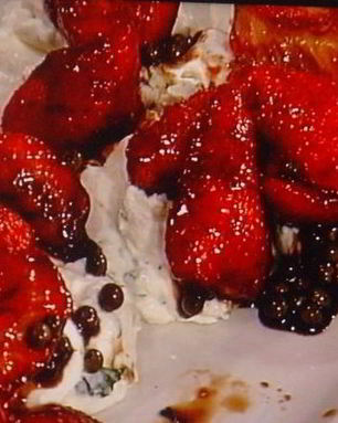 Клубника под бальзамическим соусом с кремом из козьего сыра