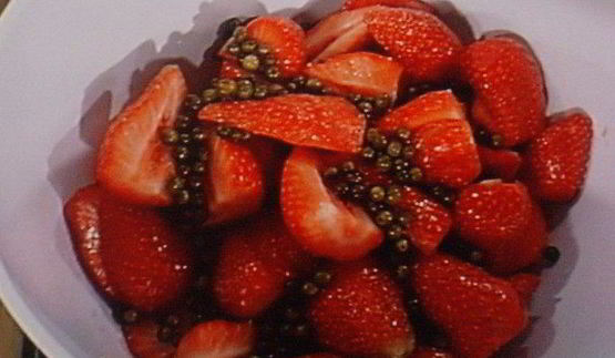 клубника под бальзамическим соусом с кремом из козьего сыра