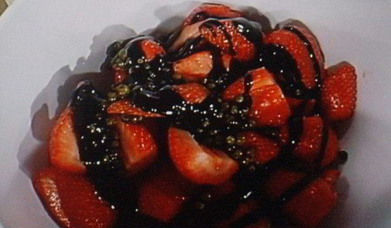 клубника под бальзамическим соусом с кремом из козьего сыра