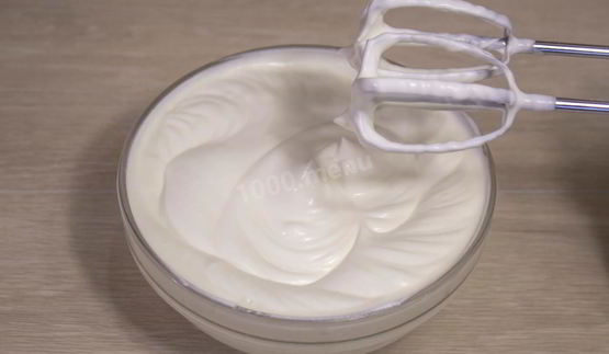 крем взбитые сливки с сахарной пудрой