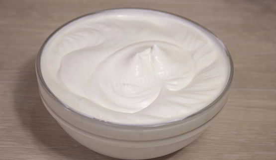 крем взбитые сливки с сахарной пудрой