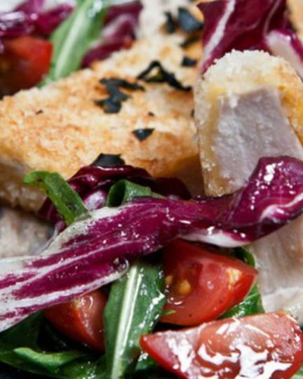 Рецепт куриного шницеля на ореховом креме с пестрым салатом