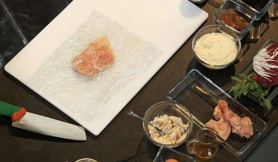 куриный шницель на ореховом креме с пестрым салатом