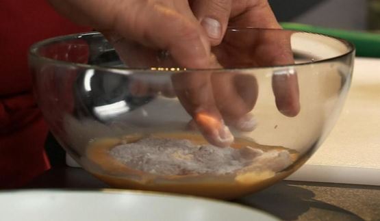 куриный шницель на ореховом креме с пестрым салатом