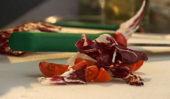 куриный шницель на ореховом креме с пестрым салатом