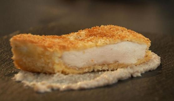 куриный шницель на ореховом креме с пестрым салатом