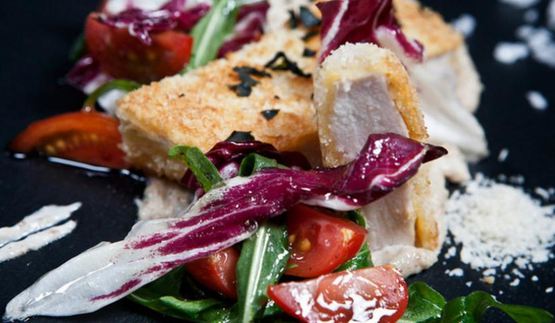 куриный шницель на ореховом креме с пестрым салатом