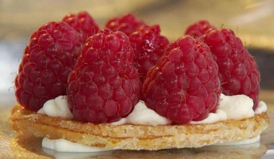 мильфей с ягодами и кремом шантильи