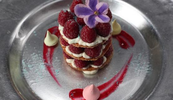 мильфей с ягодами и кремом шантильи