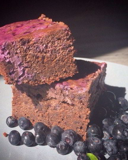 Рецепт очень шоколадного брауни со сливочно-черничный кремом