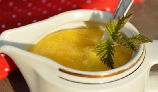 рулет с лимонным кремом и ягодами