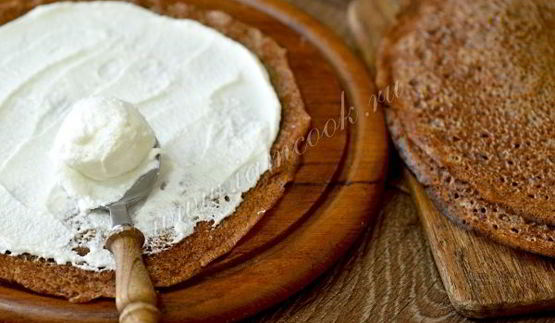 шоколадные блинчики с творожным кремом и бананом