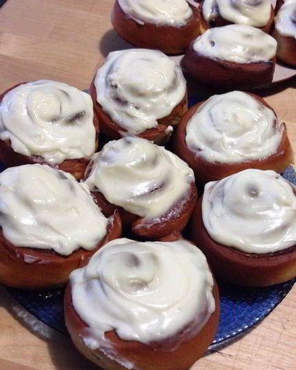 Рецепт синнабона — булочек с корицей и сливочным кремом сверху