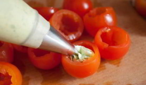 томаты черри с базиликовым кремом