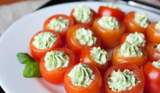 томаты черри с базиликовым кремом