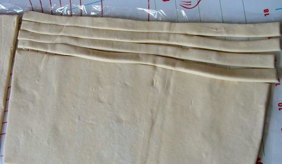 торт-полено из слоеного теста с шоколадным кремом