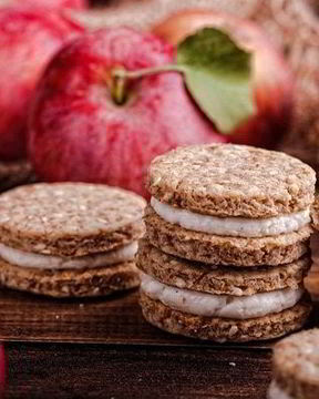 Яблочные печенья с отрубями, кунжутом и творожным кремом