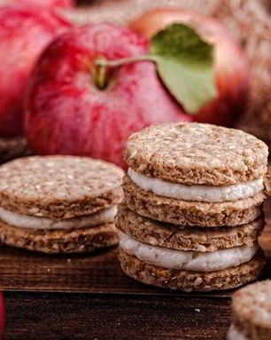 Яблочные печенья с отрубями, кунжутом и творожным кремом