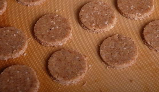 яблочные печенья с отрубями, кунжутом и творожным кремом