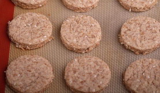 яблочные печенья с отрубями, кунжутом и творожным кремом