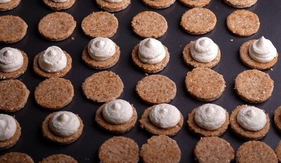 яблочные печенья с отрубями, кунжутом и творожным кремом