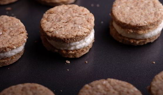 яблочные печенья с отрубями, кунжутом и творожным кремом