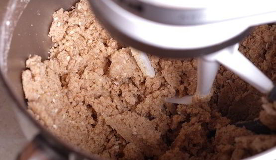 яблочные печенья с отрубями, кунжутом и творожным кремом