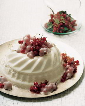 Миндальный пудинг с красной смородиной