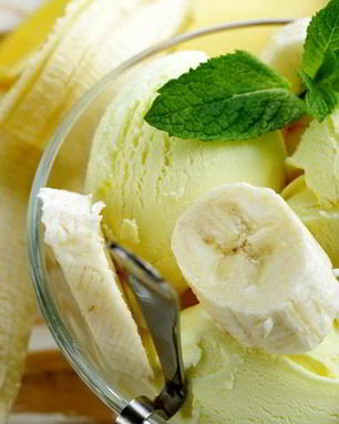 Банановое мороженое с сахарной пудрой