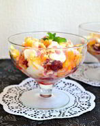 Десерт из мороженого с персиками и малиной