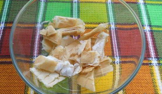 десерт из мороженого с персиками и малиной