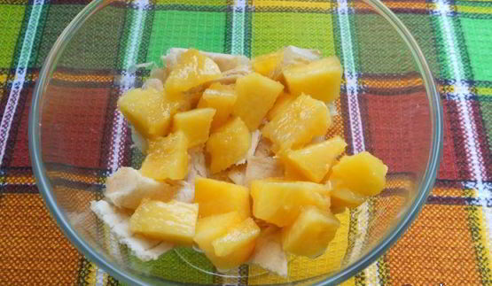 десерт из мороженого с персиками и малиной