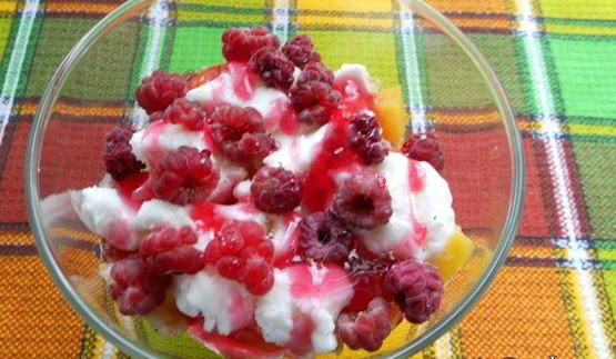 десерт из мороженого с персиками и малиной