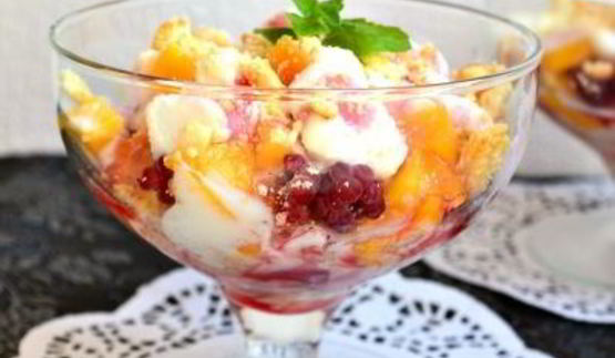 десерт из мороженого с персиками и малиной