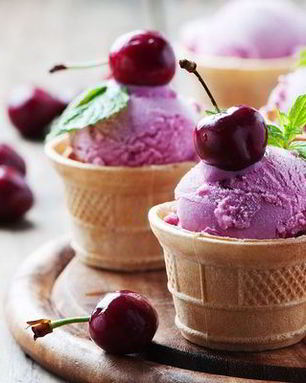 Домашнее мороженое со свежей черешней
