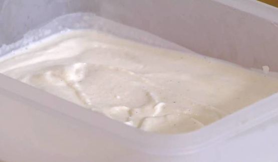 йогуртовое мороженое с запеченными абрикосами