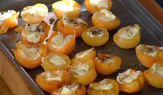 йогуртовое мороженое с запеченными абрикосами