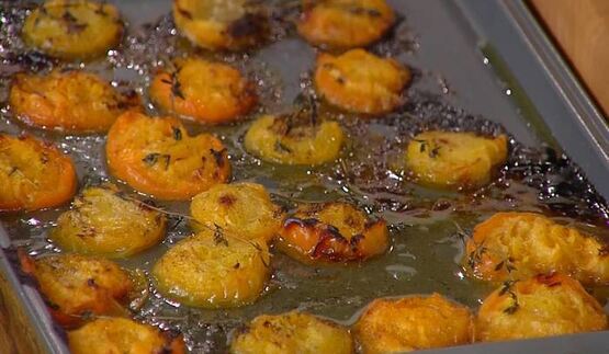 йогуртовое мороженое с запеченными абрикосами