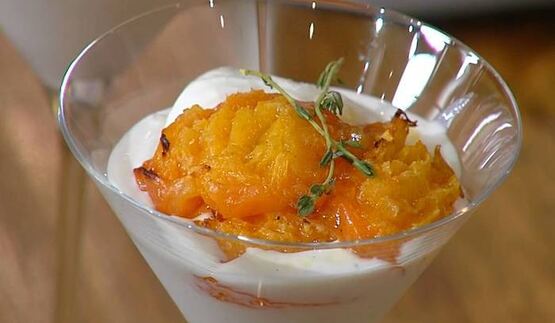 йогуртовое мороженое с запеченными абрикосами