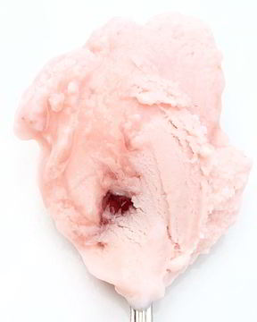 Клубничное мороженое с клубничной прослойкой