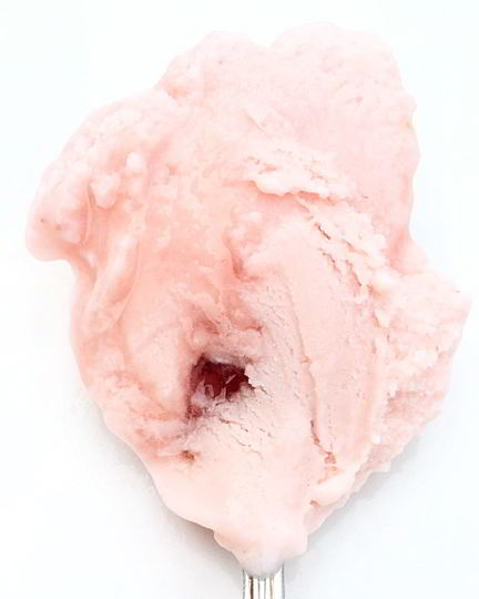 Рецепт клубничного мороженого с клубничной прослойкой