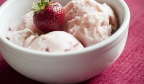 клубничное мороженое