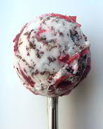 Кокосовое мороженое с вишней и темным шоколадом