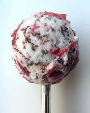 Кокосовое мороженое с вишней и темным шоколадом