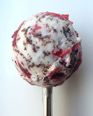 Кокосовое мороженое с вишней и темным шоколадом